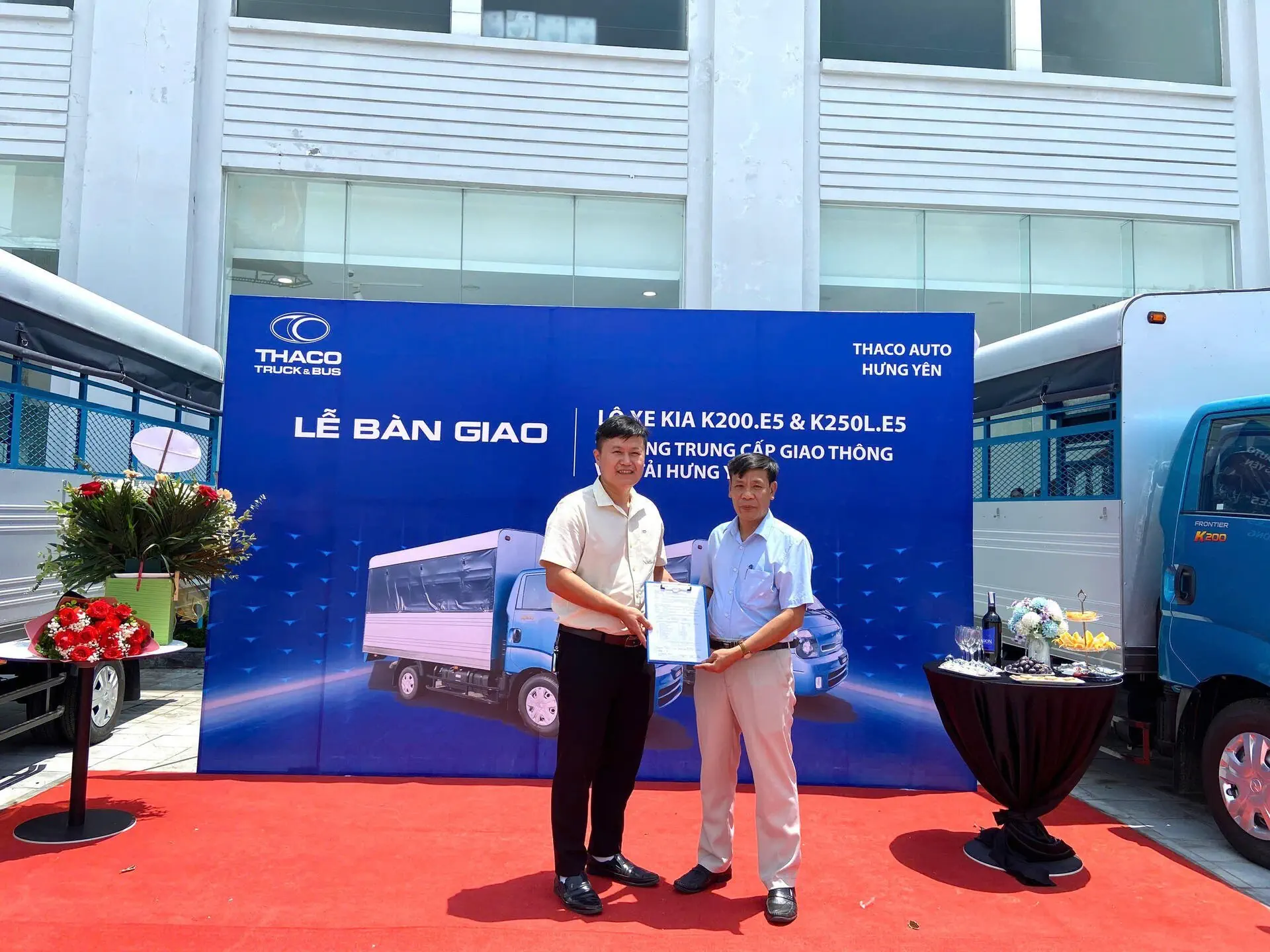 THACO AUTO HƯNG YÊN BÀN GIAO LÔ XE KIA K200.E5 & KIA K250L.E5 CHO TRƯỜNG TRUNG CẤP GIAO THÔNG VẬN TẢI HƯNG YÊN