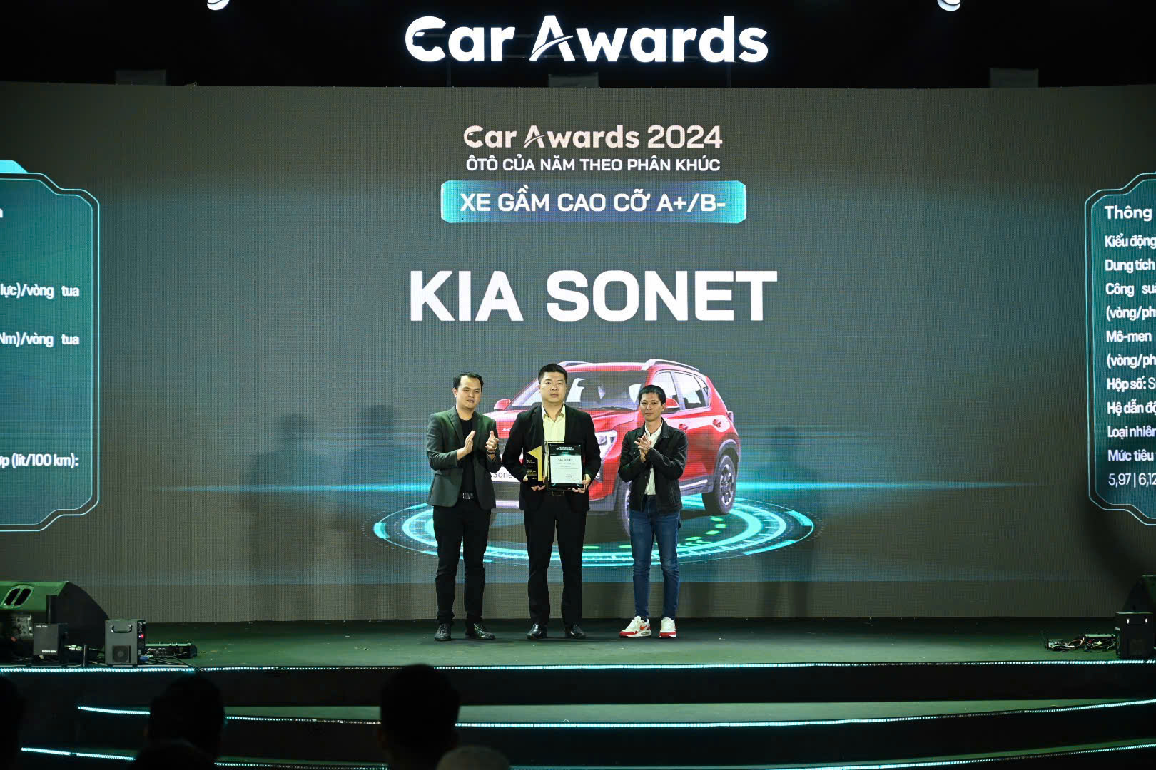 Đại diện THACO AUTO nhận giải tại Car Awards 2024